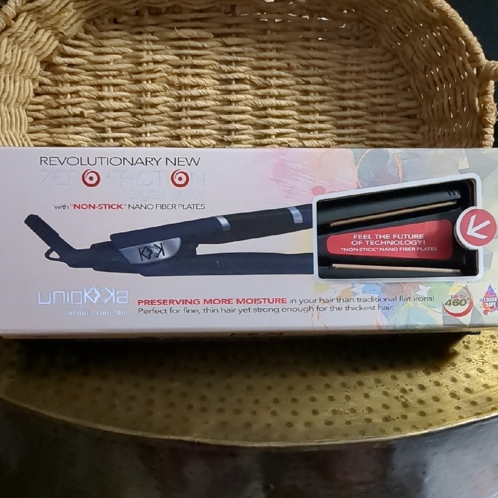 Uniqkka Black Hair Straightener with Red